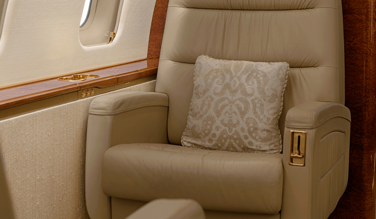 cheettt室内機 10 Passenger Super Jet | Challenger 605 | Chantilly Air Fleet